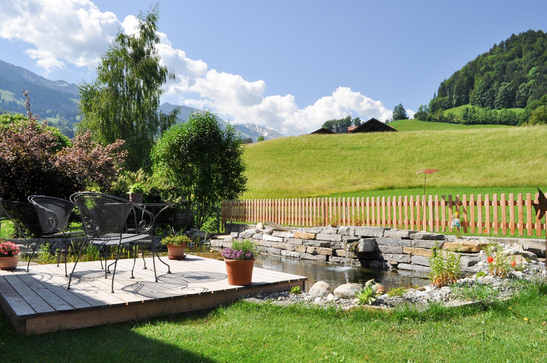 Kleiner Schwimmteich zum Baden im Garten Knechtgarten
